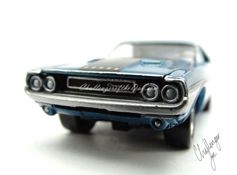 Johnny Lightning 1970 Dodge Challenger R/T 440 Magnum in Blue